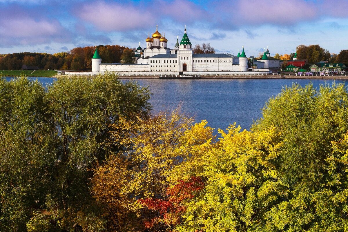 Город на двух берегах волги. Ипатьевский монастырь Кострома с берега. Кострома Ярославль осень Ипатьевский монастырь. Кострома осень Ипатьевский. Ипатьевский монастырь на берегу Волги.