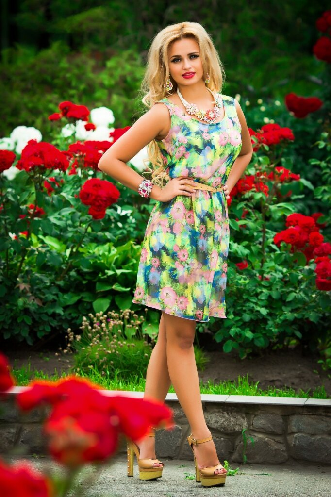 Отличное сочетание каблуков, цветков и пояса 