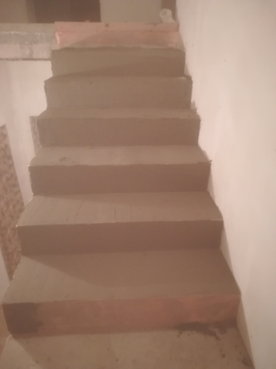 Вот такая лесенка. Сверху разворотная площадка и ещё столько же ступеней.