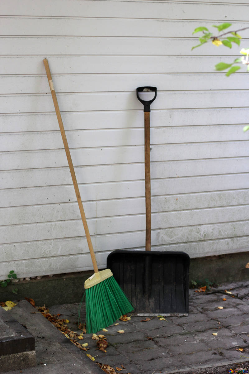 https://torange.biz/photo/42/IMAGE/life-outdoors-garden-tools-street-broom-42295.jpg