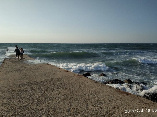 Территория пляжа разделена пирсами 
