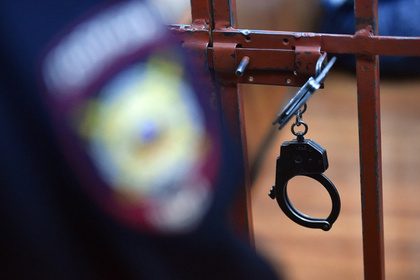 Лефортовский суд Москвы арестовал россиянина Константина Антонца, подозреваемого в государственной измене. Об этом в четверг, 11 июля, сообщает ТАСС. 
Антонец взят под стражу до 3 сентября, он подозревается по статье 275 («Государственная измена») УК РФ. Ранее член Общественной наблюдательной комиссии (ОНК) Москвы Евгений Еникеев рассказал, что сотрудники Федеральной службы безопасности (ФСБ) России задержали Антонца по делу о госизмене, в рамках которого ранее была арестована его жена Антонина Зимина.

По данным из открытых источников, до 2016 года Зимина была директором Балтийского центра диалога культур в Калининграде, а также является независимым экспертом и членом Клуба друзей Фонда поддержки публичной дипломатии имени Горчакова.

Как сообщали в ОНК, женщину задержали сотрудники ФСБ в Калининграде и перевезли в Москву, где впоследствии ее арестовали. Подробности дела в отношении Зиминой не разглашаются.

По информации издания «Новый Калининград», Зимину арестовали в 2018 году и обвинили в раскрытии латвийской разведке действующего сотрудника ФСБ. Адвокат Иван Павлов называл обвинения «совершенно необоснованными». В то же время, как сообщал член ОНК Еникеев, встречавшийся с Зиминой в СИЗО «Лефортово», женщина говорила ему, что единственное доказательство по ее делу — это свадебные фотографии. При этом как именно снимки связаны с делом, Зимина не уточнила.