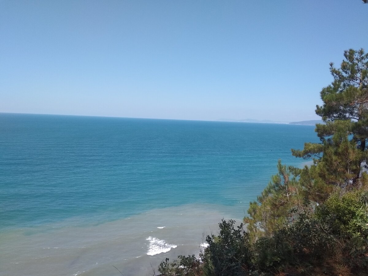 На самом деле это не совсем Геленджик, этот пляж находится в нескольких км от село "Дивноморское" что в 2 км от Геленджика. Тем не менее он не хуже тех, что есть непосредственно в окрестностях самого города. 