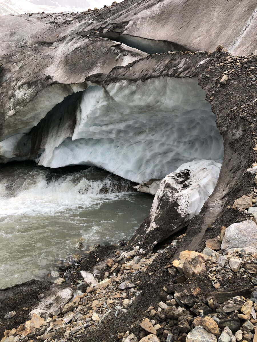 Ледник Алибек пещера