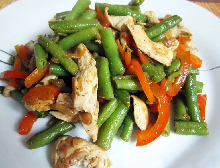 Теплый салат с фасолью и курицей