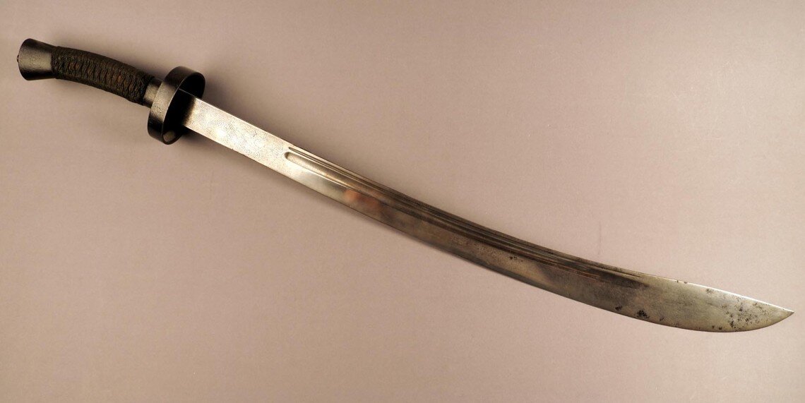 А это - китайский пехотный меч дао (на фото одноручный вариант, но существовали и тяжелые двуручные мечи похожей конструкции - дадао). Использовался на протяжении почти тысячи лет практически без изменений.