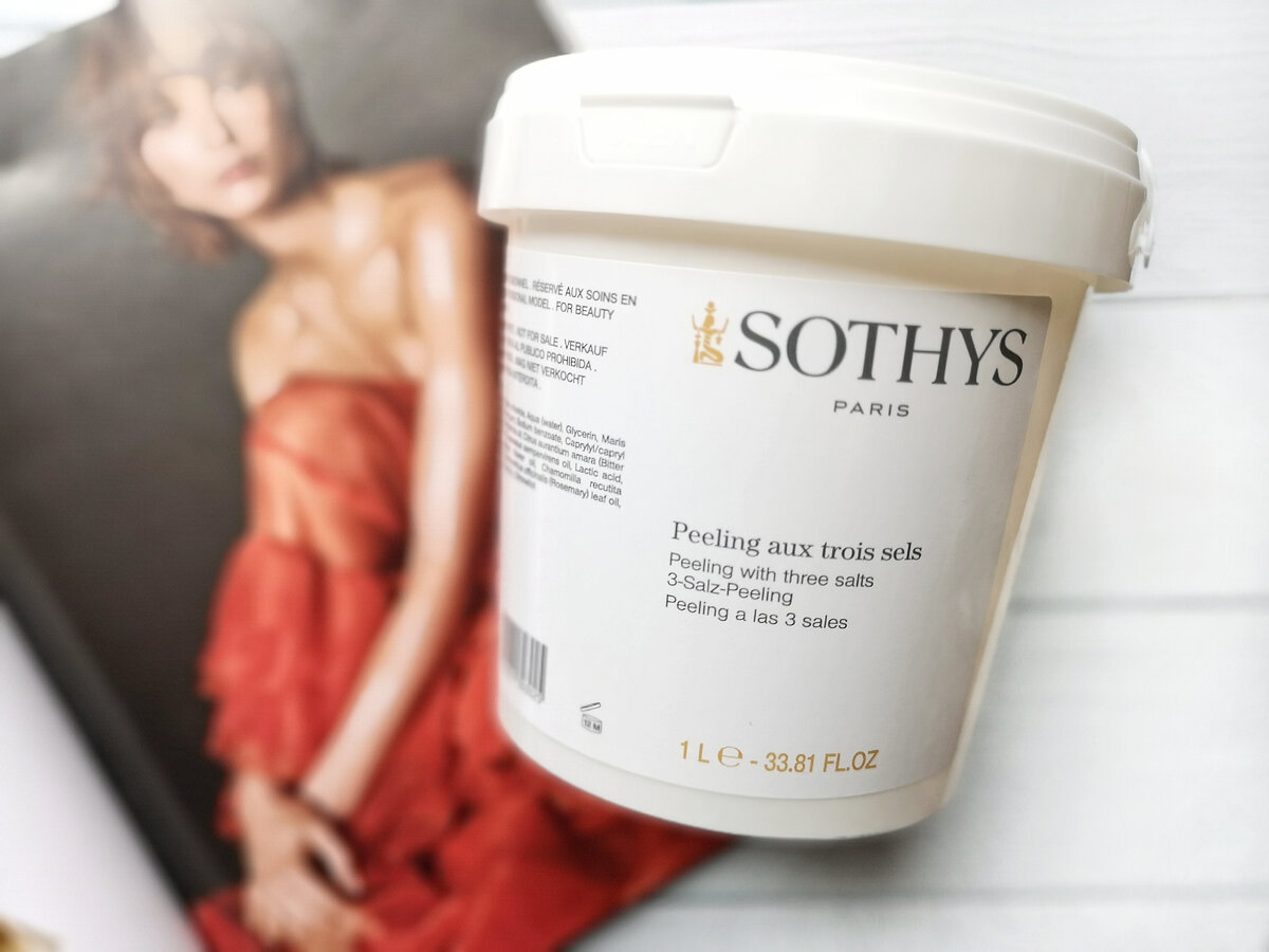 ✨Скраб для тела "3 Соли" Sothys не только тщательно отшелушивает кожу, но и оказывает легкое дренажное действие, способствуя выводу токсинов из клеток, а натуральные масла в составе оказывают лифтинг-эффект
.
🍀В состав скраба входят 3 вида соли (гималайская, французская, соль мертвого моря) и эфирные масла (лаванда, кипарис, герань, розмарин, ромашка, петитгрейн).
.
💁Частички соли тщательно и бережно отшелушат, увлажнят  и сделают кожу  гладкой, а коктейль из эфирных масел погрузит в состояние безмятежности и подарит хорошее самочувствие.