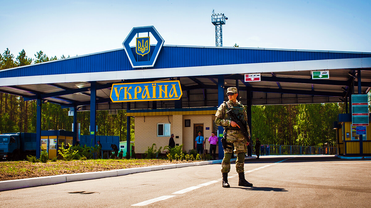 На самом деле этот суровый дядя совсем не против того, чтобы вы приехали - он стоит не чтобы пугать, а чтобы проверять и пропускать.