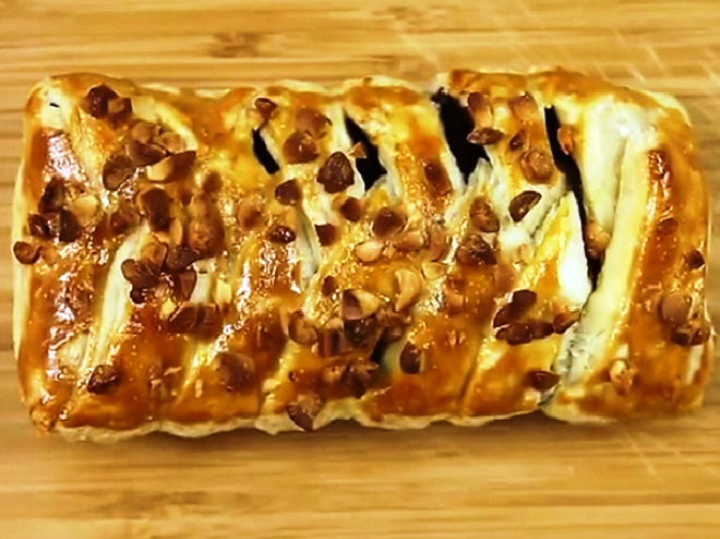 Простой и вкусный пирог - из слоеного теста с шоколадной начинкой