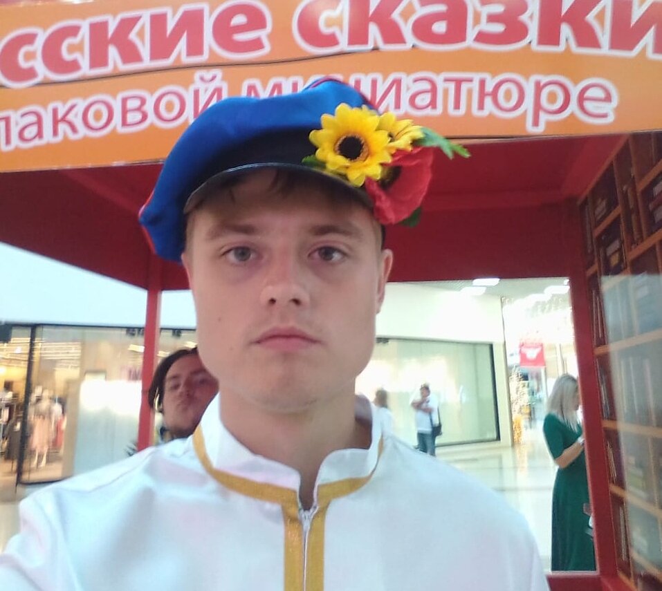 В рабочей одежде.