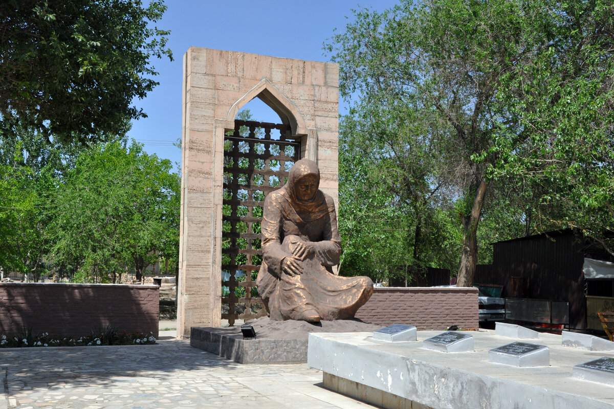 Мы расположились за столиком в тени большого дерева совсем близко от мемориала, что вызывало некоторую неловкость: с одной стороны памятник погибшим, а с другой люди кушают... 