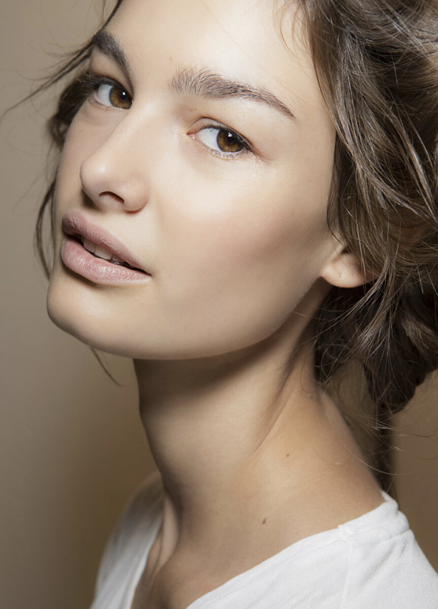 Помада телесного цвета не подходит девушкам с маленькими и тонкими губами, потому что делает их еще более незаметными. Также она противопоказана обладательницам сероватого и желтовато-бледного цвета лица, поскольку делает его еще более серым. А вот девушки с пухлыми губами смело могут ей пользоваться. Если у вас кожа персикового, фарфорового цвета или смуглая, то вам, скорее всего, тоже подойдет такая помада. Всем остальным подскажу только экспериментировать. 