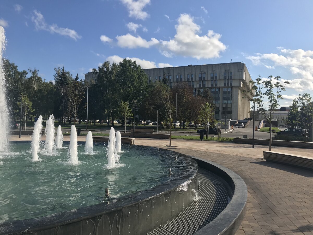 Та же площадь, но уже с другим названием - Крестовоздвиженская. Август 2019-го