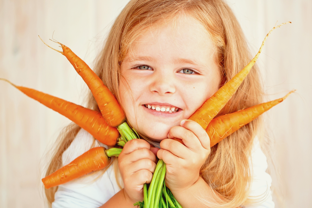 Включи морковочка. Овощи для детей. Девочка морковка. Морковка для детей. Фотосессия с овощами детская.