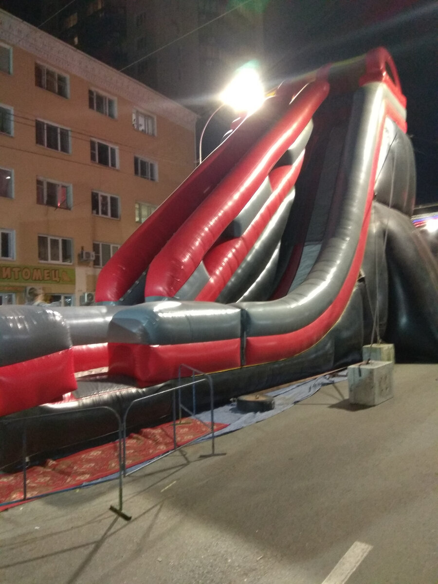 Огромные батуты стояли на улице с утра до поздней ночи