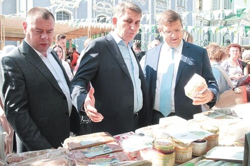 Дмитрий Миляев знакомится с выставочной продукцией