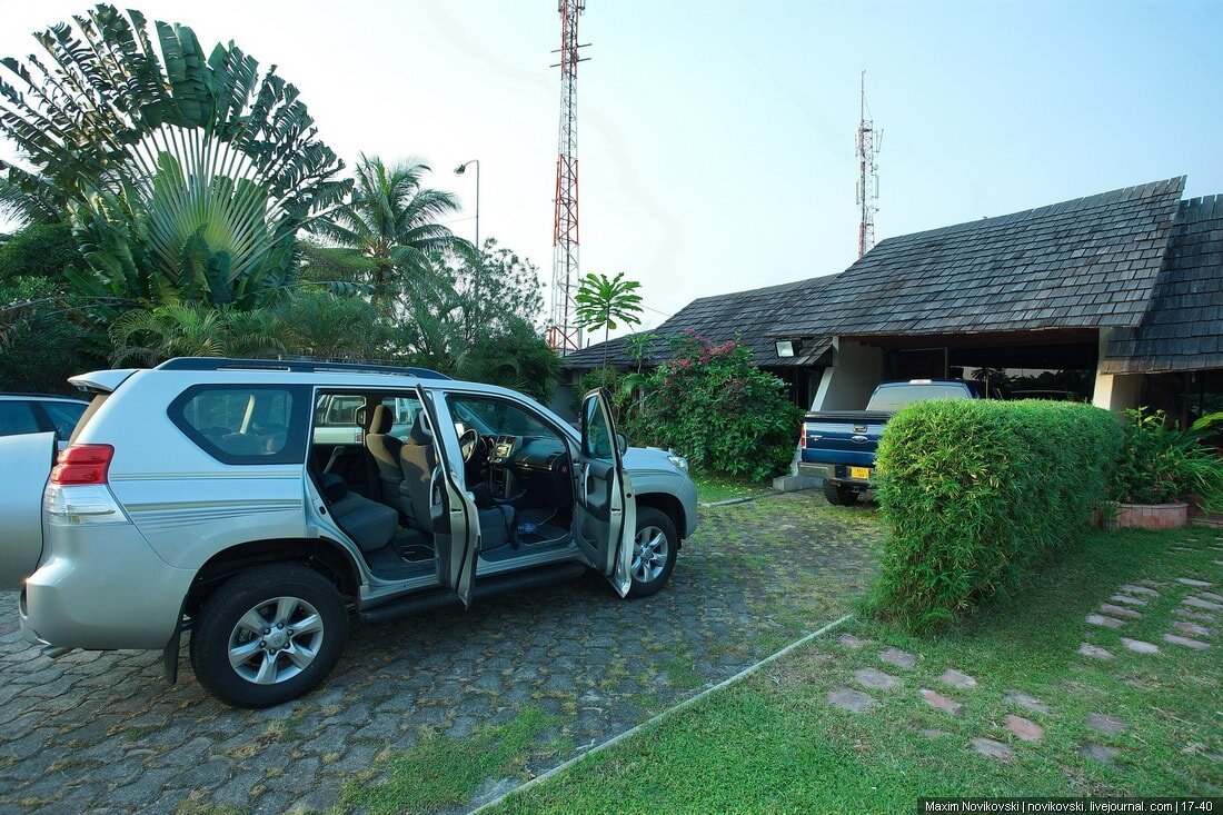 Дома на побережье Африки называются - резиденции. Вот типичная резиденция на две семьи. Сосед - богатый француз, который прилетает на выходные из Марселя, чтобы курить сигары на веранде и пить коньяк. В понедельник утренним рейсом он улетает обратно во Францию, руководить, не курить и не пить, делать деньги. Место на резиденции под авто тоже поделено; ближе к дому - французское, вторым рядом - русское. Сейчас как раз француза нет дома. А синий грузовик Форд Ф-150 - его дочки, которая приезжает сюда в Габон потрахаться со своим африканским дружком из аэропорта. Дочка его дома. На выходные приедет папа и прогонит её дружка в шею, а потом зайдет к нам в гости курить сигары. 