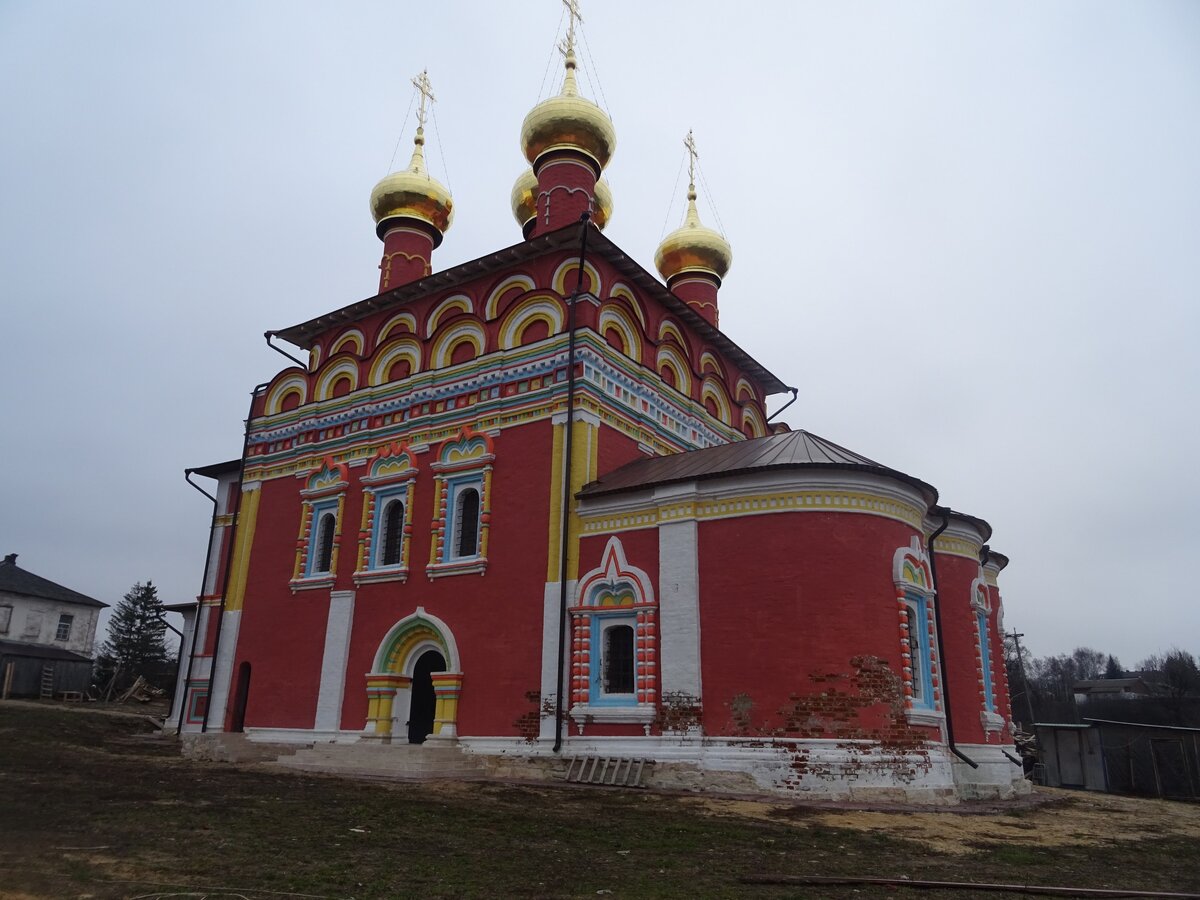 Спасо-Преображенский собор - 1683-1689 годов. Ярчайший памятник Белёва в целом. Можно конечно спорить было ли так ярко раскрашено в древности, хотя следы раскраски вроде как были. Но похоже на реконструкции Кудрявцева с позолоченными сарайчиками демонстрирующими преимущества «жизни с бородой». Фото: Владимир Сергеев