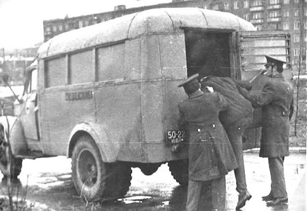                                                             Пьяницу заталкивают в автозак