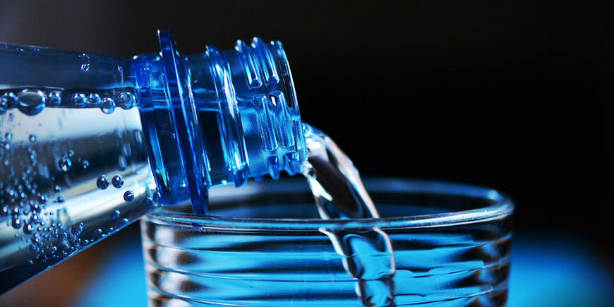  Сколько воды необходимо выпивать в день, откуда взялась норма в восемь стаканов и есть ли шанс умереть, выпив слишком много.  Вода необходима для работы каждого органа и каждой клетки в организме.