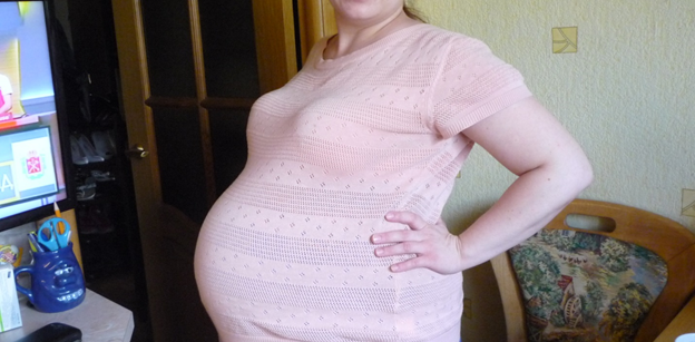 Розовая блузка во время беременности.
