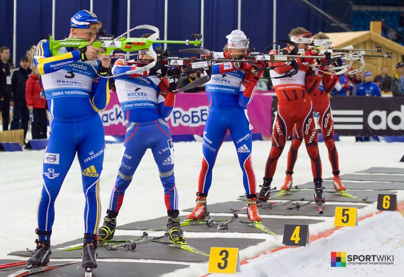 Гонка вид спорта. Биатлон стрельба стоя. Стойка биатлониста. Биатлон стрельб алстоя. Биатлонист стоя.