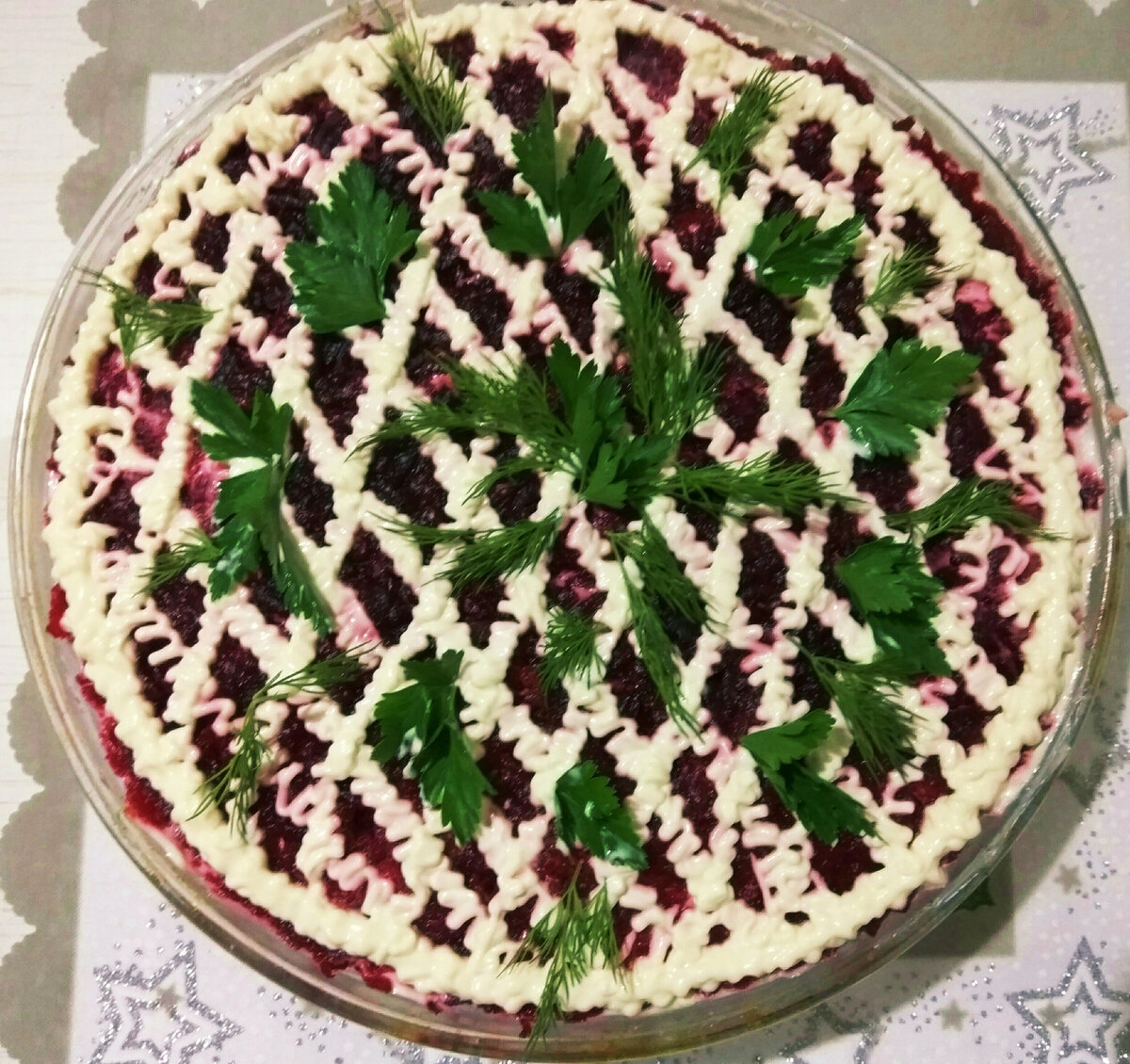 Муж решил взять инициативу в свои руки, по украшению салата.