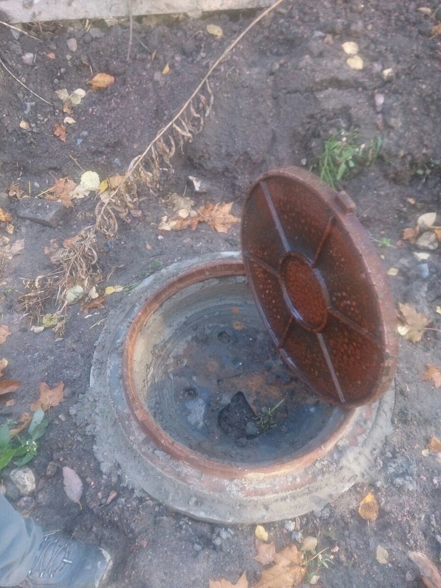 Источник: авторское фото, колодец дренажный, засыпанный