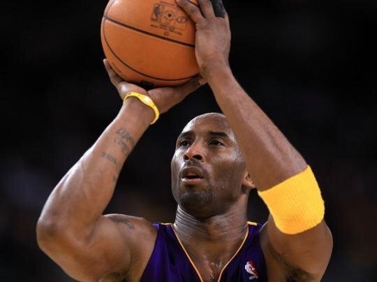 Легенда баскетбола Коби Брайант погиб в результате крушения вертолёта 🥀

Брайант вместе со своими спутниками и пилотом находился на своём частном вертолёте. Спасатели подтвердили, что никто из тех, кто находился на борту, не выжил. 

По информации источника, жена Коби Брайанта Ванесса не находилась на борту.