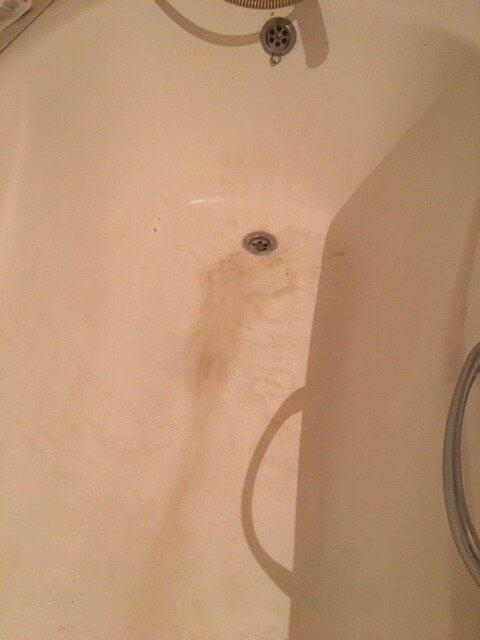 Грязь сползла с казалось бы белой ванны.