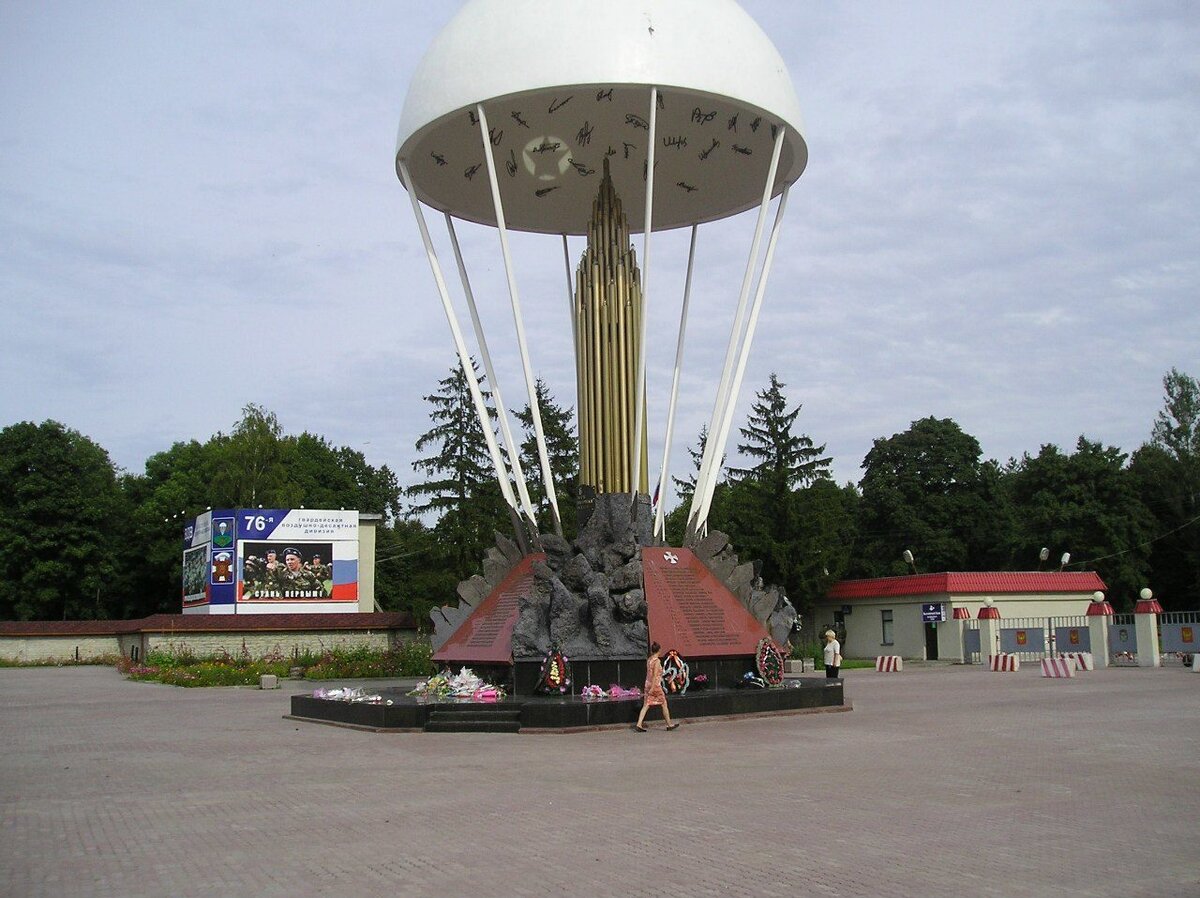 Псков памятник десантникам. Псков купол 6 роте. Памятник псковским десантникам. Памятник 6 роте в Пскове. Памятник 6 роте.