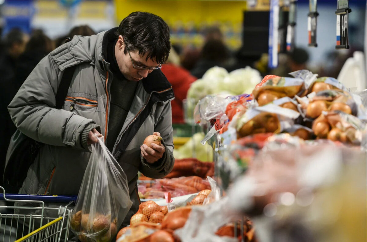 Пока я тут сижу в Черногории, в России раскупают в магазинах продукты. Успеть бы и мне закупиться.