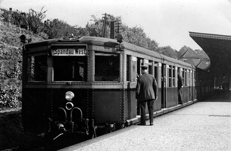 Одна из станций скоростной железной дороги в пригороде Берлина.