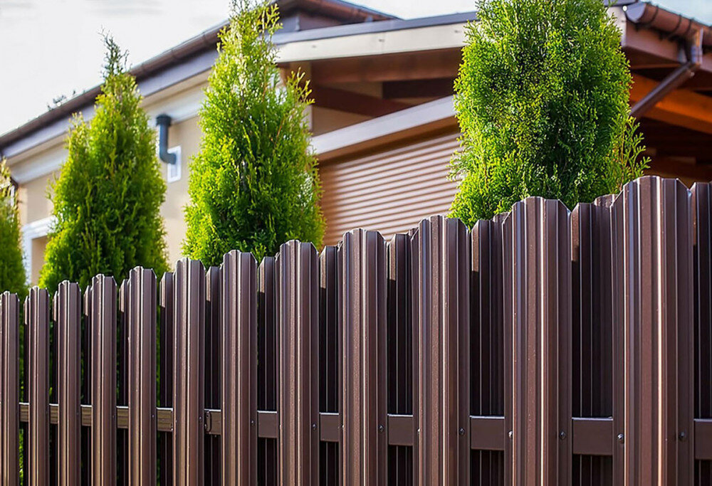 1. Забор из металлического штакетника выглядит красиво и оригинально
