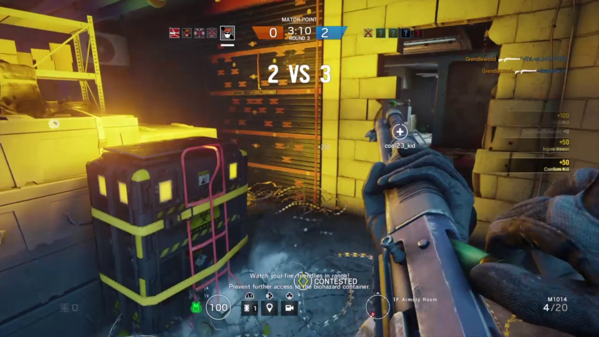 Спецназовец находится рядом с обьектом который нужно защитить от команды наступающей команды