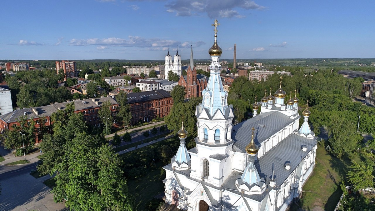 Даугавпилс ауда. Город Даугавпилс Латвия. Даугавпилс Латвия достопримечательности. Даугавпилс центр города. Церковная горка Даугавпилс.