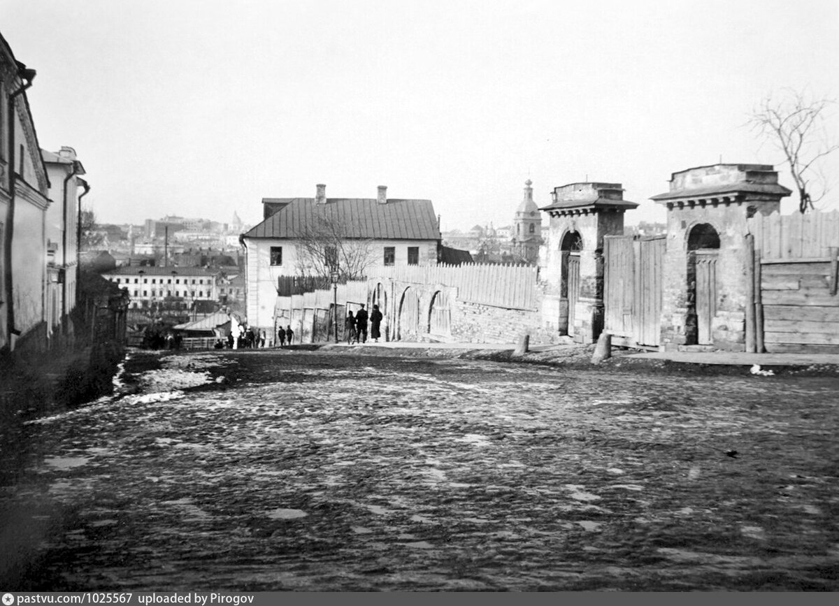 1914 год. Вид вниз от Гончарной улицы. На заднем плане - колокольня Церкви Троицы в Серебряниках.