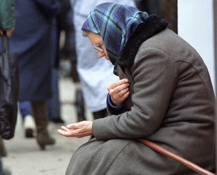 Фото бабушки собирающей себе на лекарство деньги.