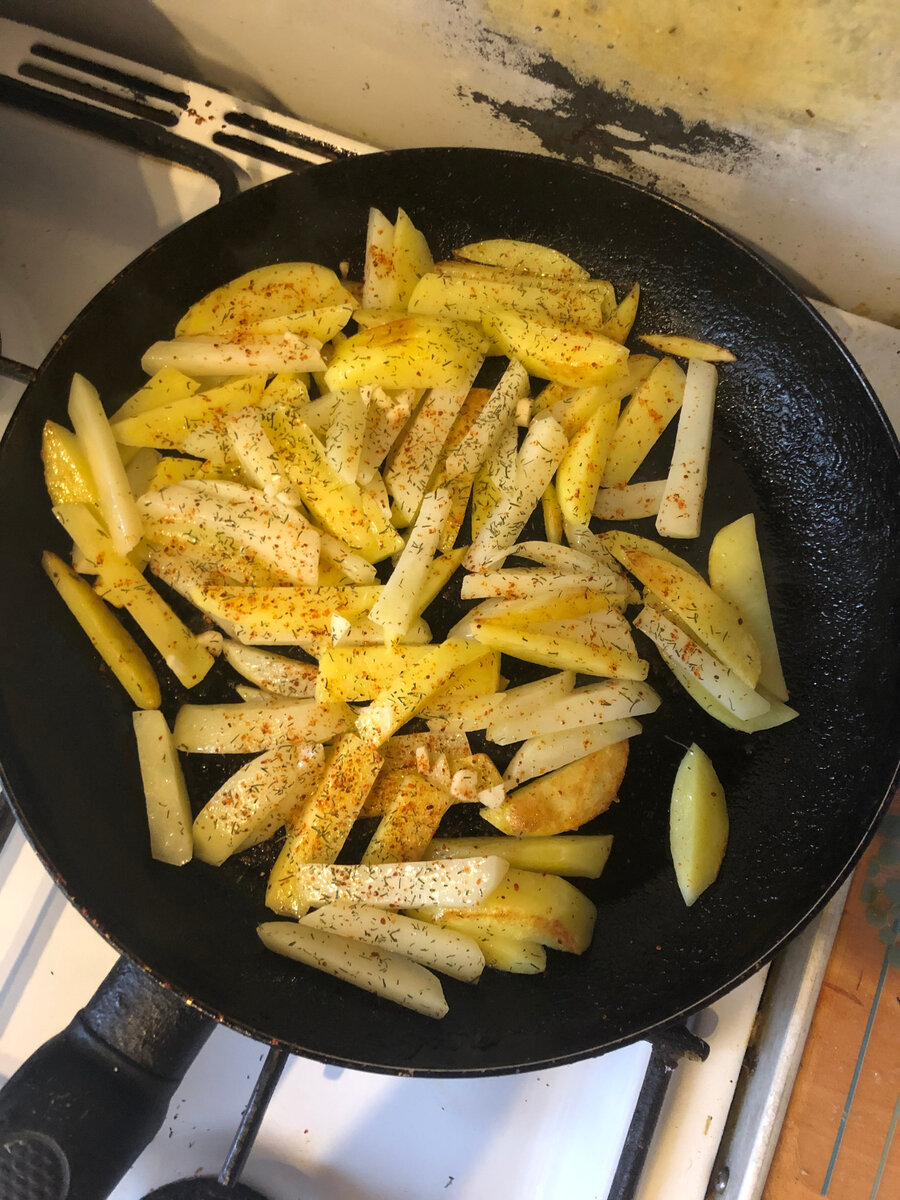 Жареная картошка на сковороде