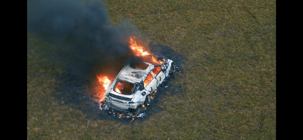 Блогер выложил видео на своем ютуб канале, где демонстративно сжег свой автомобиль после череды нерешаемых проблем дилером Мерседес.