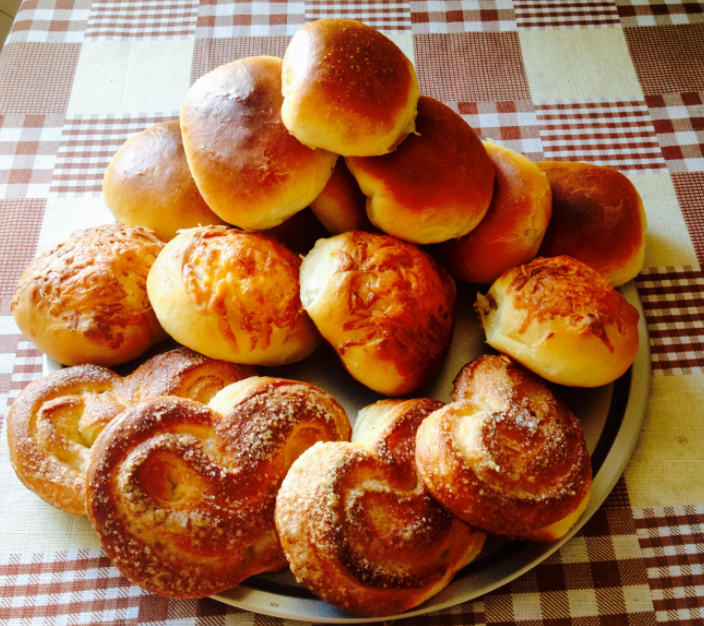 Домашняя выпечка без дрожжей. Пирожки и булочки. Сдобная булочка. Булочки печеные. Пышные булочки.