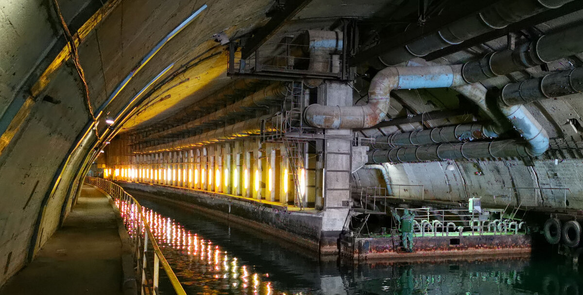 Справа от светящихся огней - сухой док, куда по воде заходила подводная лодка. Потом эту часть закрывали герметично со всех сторон и откачивали воду, Лодка была видна со всех сторон.