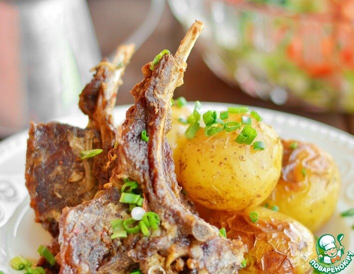Мясо домашней козы - это моё недавнее открытие! Козлятина, на мой взгляд, одно из вкуснейших видов мяса. Вопреки предубеждениям, оно не имеет никакого специфического запаха. А на вкус - что-то среднее между говядиной и олениной, но ближе к оленине. Сырое мясо имеет запах свежего молока, а приготовленное - запах просто вкусного мяса. Конечно, в супермаркете такое мясо не найти, нужен продавец с частного подворья. Если вам когда-то посчастливится найти домашнюю козлятину, то вспомните об этом простом и вкусном рецепте!