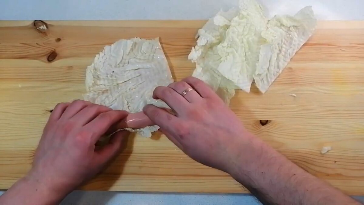 Делайте листы под размер сосисок, либо обрезайте сосиски под размер листов