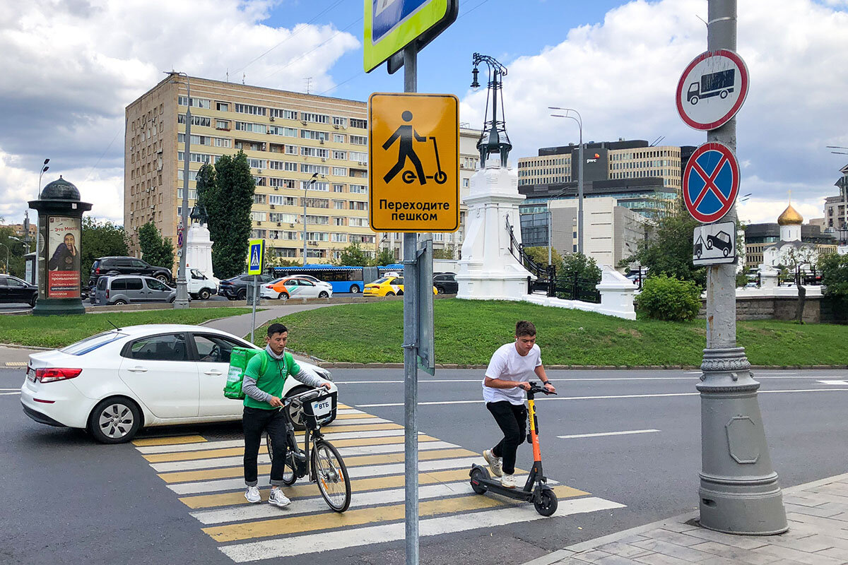 Велосипедист на дороге