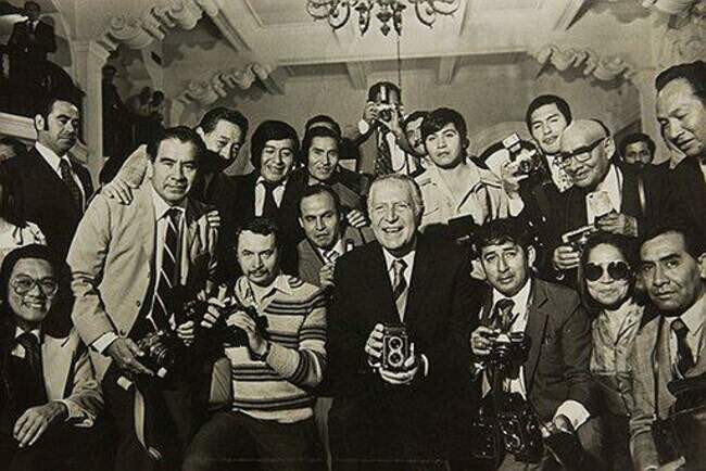 Президент Перу Фернандо Белаунде Терри (в центре) не подозревал, что модный фотограф Хуан Лазаро, сидящий у него по правую руку, на самом деле — разведчик, Герой Советского Союза Михаил Васенков (фото 1980-х годов).