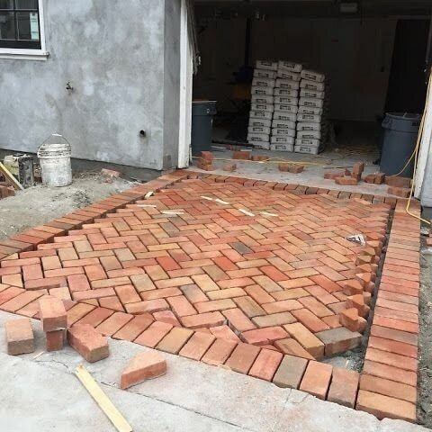 Красный кирпич на въезде в гараж.