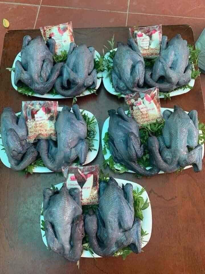 на фото, кстати, выглядит светлее, чем в жизни