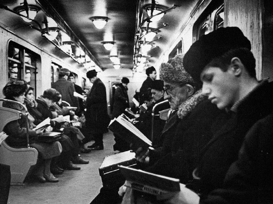 Читающие пассажиры метро