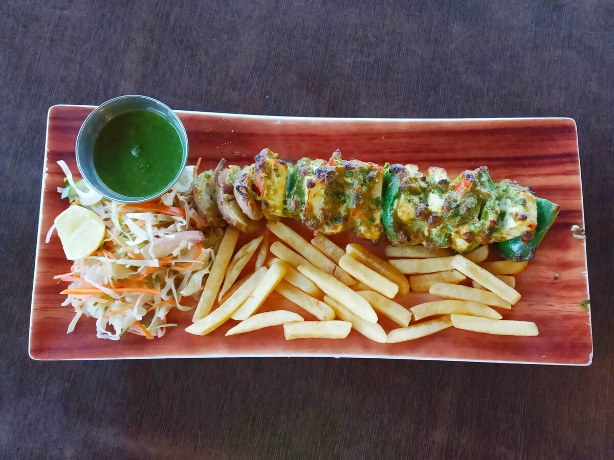 Индийское блюдо в европейской интерпретации: тандури-панир с салатом и картофелем-фри.  